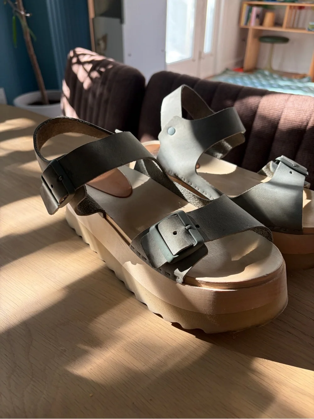 Women’s Platform Buckle Sandals in Light Gray